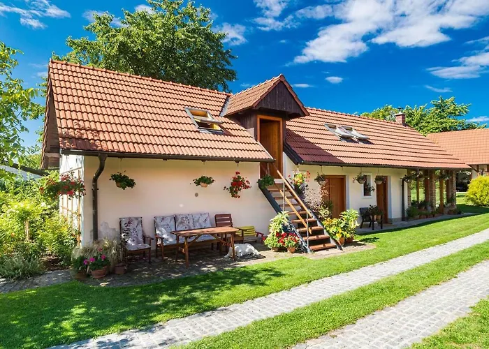 Tradicni Cesky Dum S Loznicemi V Podkrovi