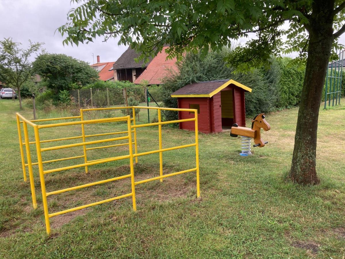 Tradicni Cesky Dum S Loznicemi V Podkrovi *