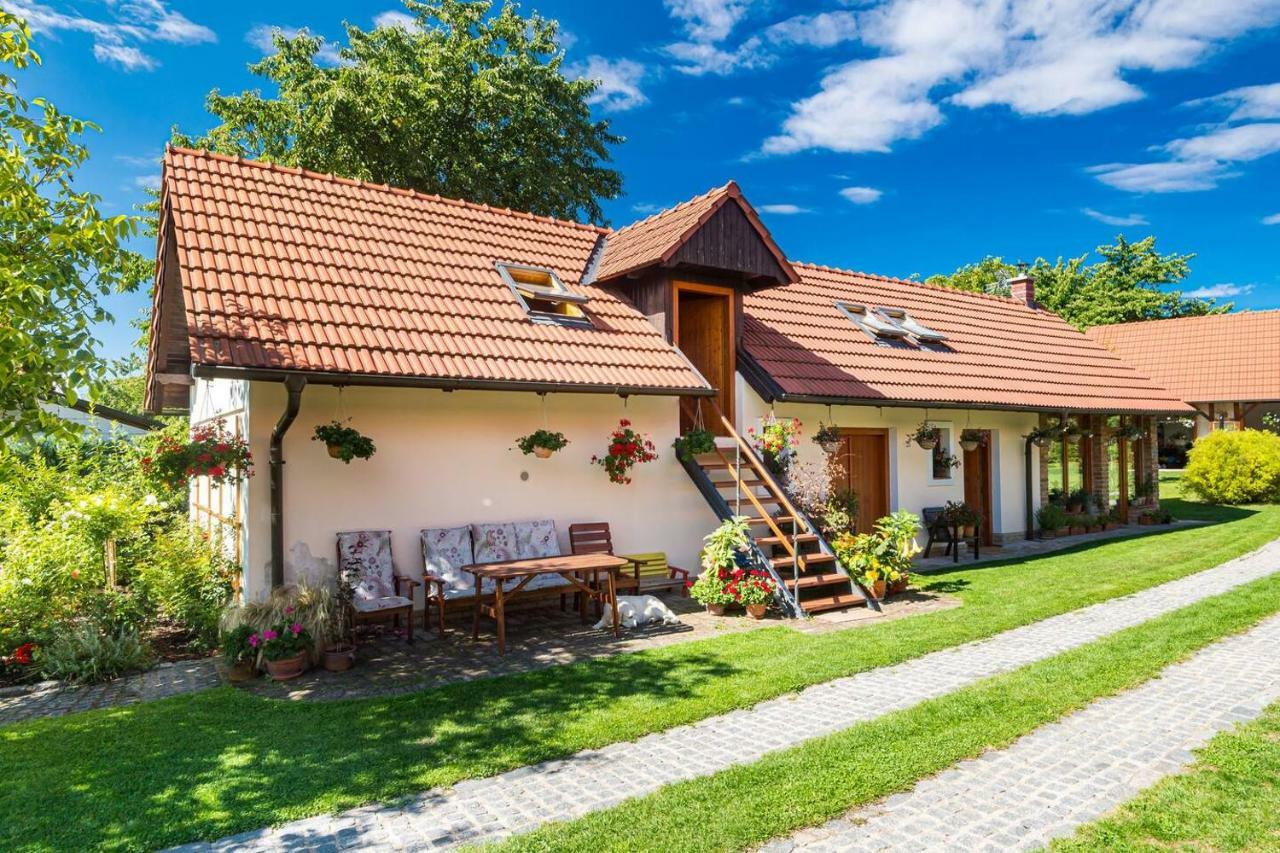 Apartment Tradicni Cesky Dum S Loznicemi V Podkrovi