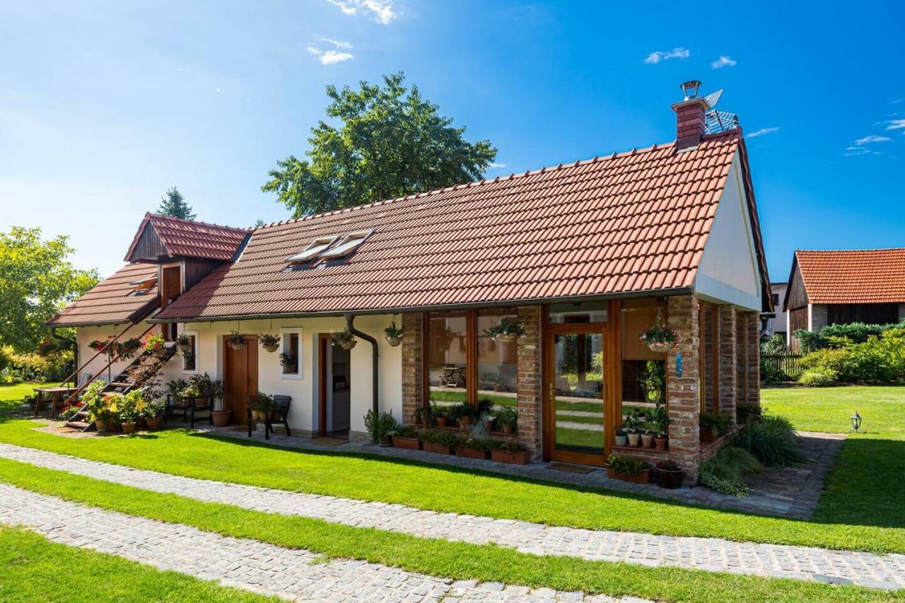 Tradicni Cesky Dum S Loznicemi V Podkrovi Apartment Vsejany