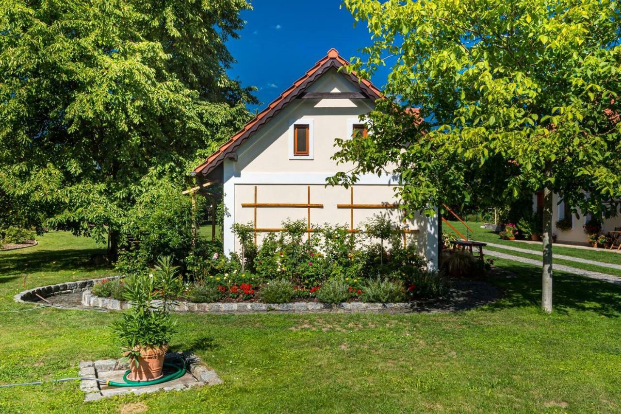 Tradicni Cesky Dum S Loznicemi V Podkrovi